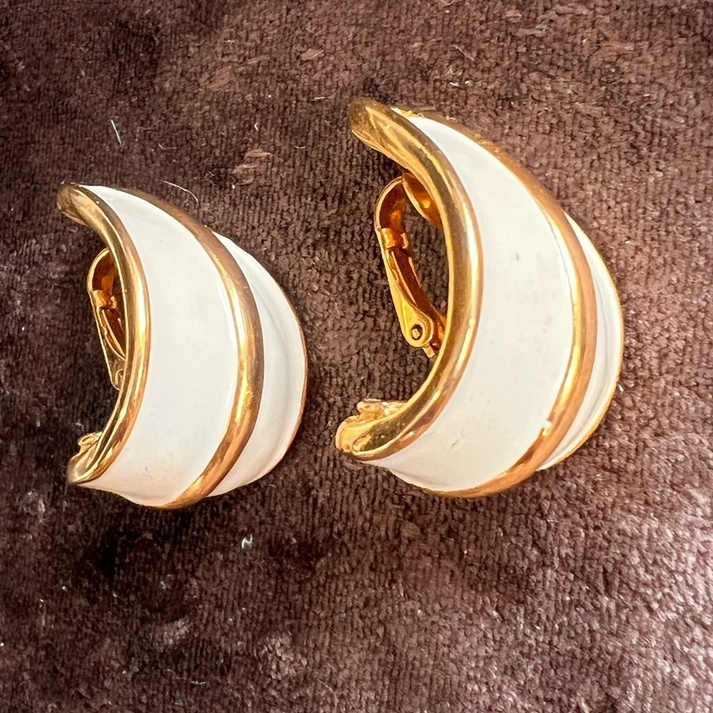 Vintage NAPIER Gold Cream Enamel Half Hoop LG Clip Screw Back Fashion Earrings